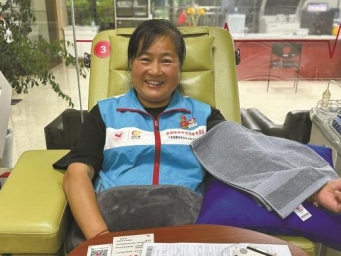 陈芬：19年献血21600毫升 带全家组团献血