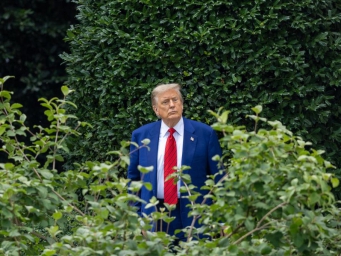 特朗普：“何不更换伊朗政权？”