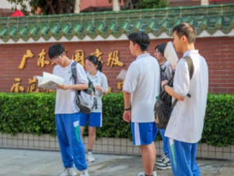 全国统一动作 进考场前争分夺秒多看一个知识点