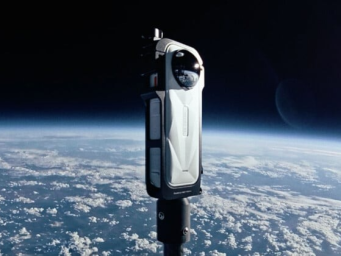 Insta360将X5缎白限量版送上太空边缘Jj