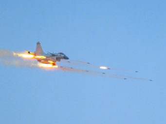 昼夜出击！南部战区空军航空兵某旅开展实弹射击训练