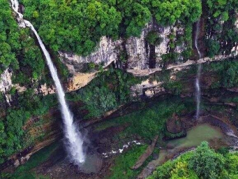 云龙地缝瀑布蔚为壮观