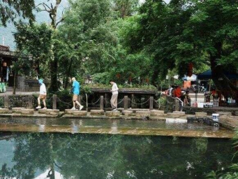 “中国土家第一村”贵州云舍游人纷至 乐享惬意时光